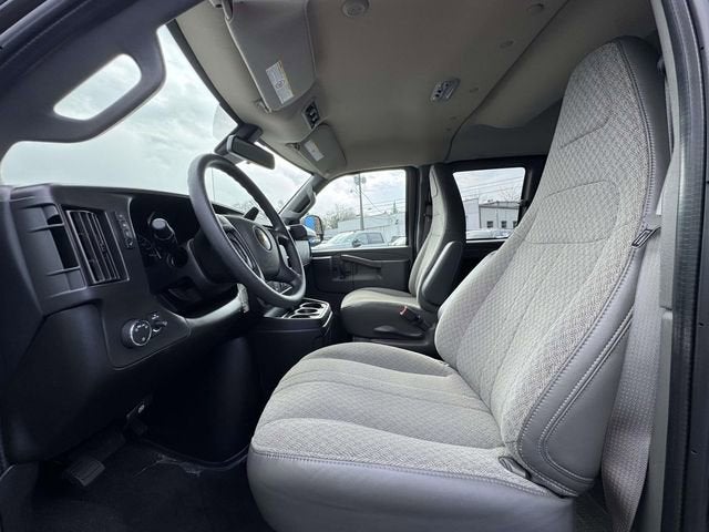 2025 Chevrolet Express Passenger 1LT