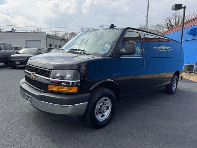 2025 Chevrolet Express Passenger 1LT