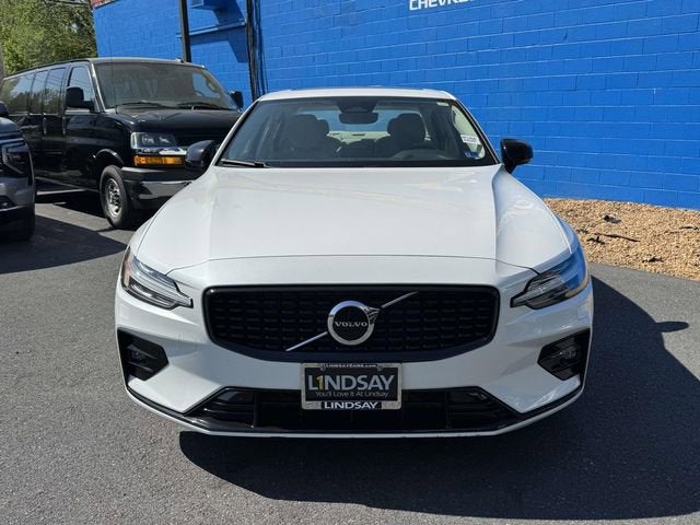 2024 Volvo S60 Core Dark Theme