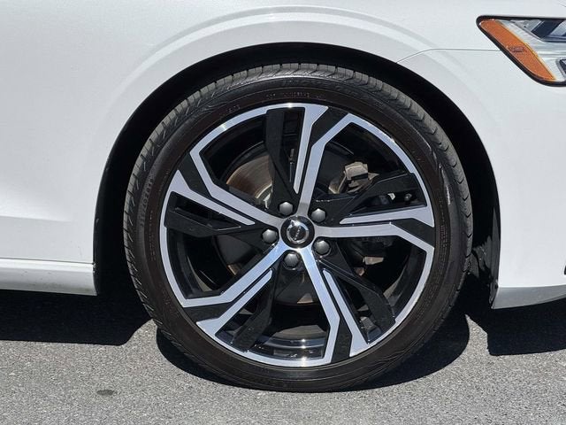 2024 Volvo S60 Core Dark Theme